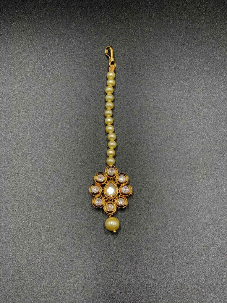 Cute kundan stones with pearls Tikka - Globus Fashions